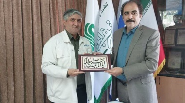 جلوه‌ای ارزشمند از پیوند دانش، هنر و فرهنگ سازمانی؛  اهدای اثر فاخر خوشنویسی به شرکت کشت و صنعت شریف‌آباد